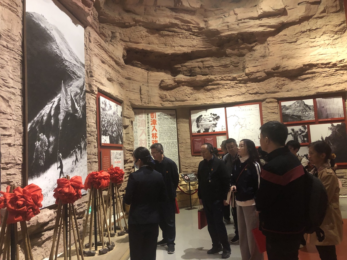 1698652250424272sD2g.jpg 参观红旗渠纪念馆.JPG